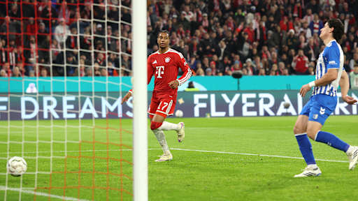 Der Ball rollt zum 1:0 durch Michael Olise über die Linie im DFB-Pokalspiel des FC Bayern gegen den 1. FC Magdeburg