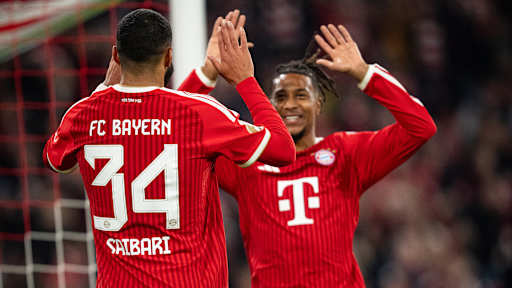 Michael Olise und Ismael Saibari schlagen ein nach dem 1:0 im DFB-Pokalspiel des FC Bayern gegen den 1. FC Magdeburg
