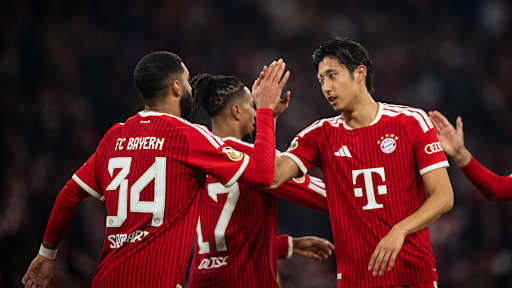 Ismael Saibari und Hiroki jubeln nach dem 1:0 im DFB-Pokalspiel des FC Bayern gegen den 1. FC Magdeburg