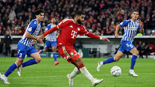 Ismael Saibari schließt ab zum 2:1 im DFB-Pokalspiel des FC Bayern gegen den 1. FC Magdeburg