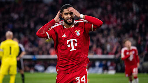 Ismael Saibari streicht sich zum Jubel über den Kopf nach dem 2:1 im DFB-Pokalspiel des FC Bayern gegen den 1. FC Magdeburg