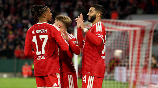 Michael Olise und ISmael Saibari jubeln nach dem 2:1 im DFB-Pokalspiel des FC Bayern gegen den 1. FC Magdeburg