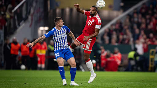 Jonathan Tah geht zum Kopfball hoch im DFB-Pokalspiel des FC Bayern gegen den 1. FC Magdeburg