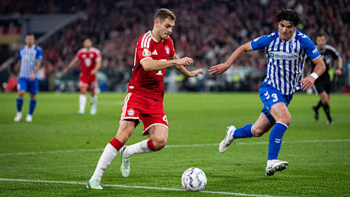 Josip Stanisic am Ball im DFB-Pokalspiel des FC Bayern gegen den 1. FC Magdeburg