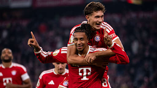 Tom Bischof springt Michael Olise zum Jubel auf die Schulter nach dem 3:1 im DFB-Pokalspiel des FC Bayern gegen den 1. FC Magdeburg