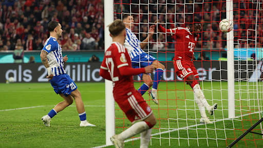 Alphonso Davies trifft zum 4:1 im DFB-Pokalspiel des FC Bayern gegen den 1. FC Magdeburg