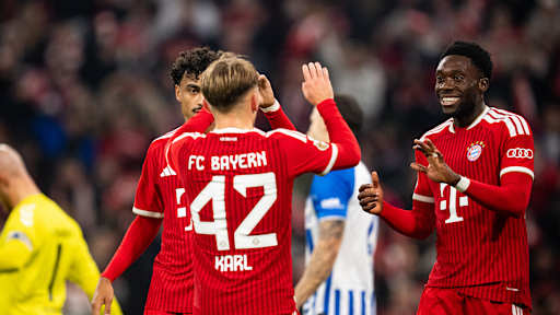 Alphonso Davies dankt Assistgeber Lennart Karl nach dem 4:1 im DFB-Pokalspiel des FC Bayern gegen den 1. FC Magdeburg