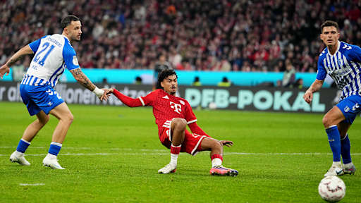 Nathaniel Brown trifft im Fallen zum 5:1 im DFB-Pokalspiel des FC Bayern gegen den 1. FC Magdeburg