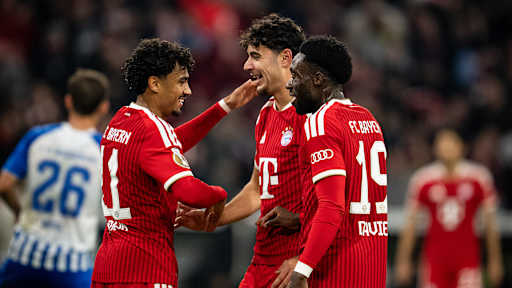 Nathaniel Brown un d Kollegen jubeln nach dem 5:1 im DFB-Pokalspiel des FC Bayern gegen den 1. FC Magdeburg