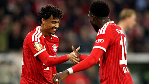 Nathaniel Brown und Alphonso Davies schlagen lachend ein nach dem 5:1 im DFB-Pokalspiel des FC Bayern gegen den 1. FC Magdeburg
