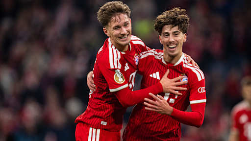 Tim Binder und David Santos jubeln nach dem 6:1 im DFB-Pokalspiel des FC Bayern gegen den 1. FC Magdeburg