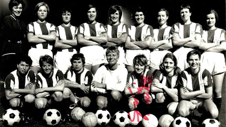 Ein Teamfoto der FC Bayern Frauen aus dem Jahr 1970 in schwarz weiß.