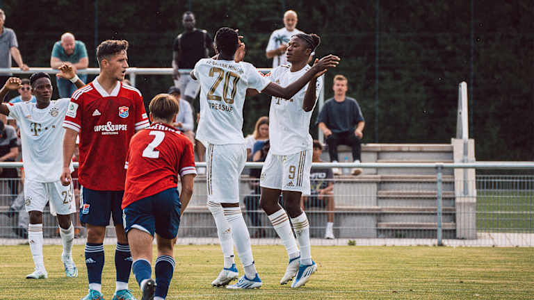 Treasure Odunze und Tarik Scott vom FC Bayern World Squad im Spiel gegen Unterhaching