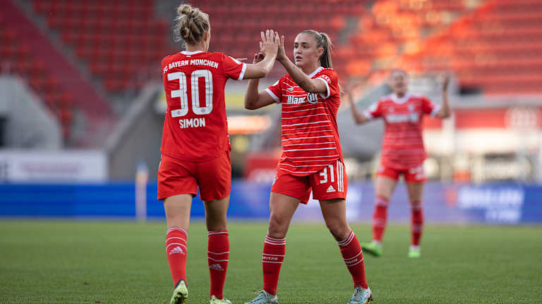 Caro Simon und Georgia Stanway von den FC Bayern Frauen