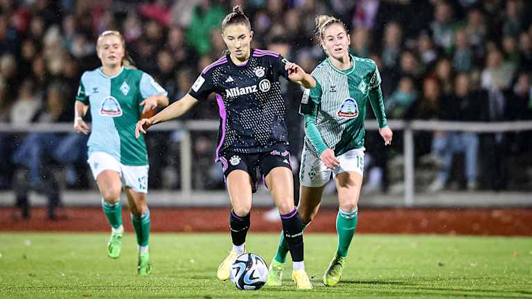 Katharina Naschenweng der FCB-Frauen im Zweikampf
