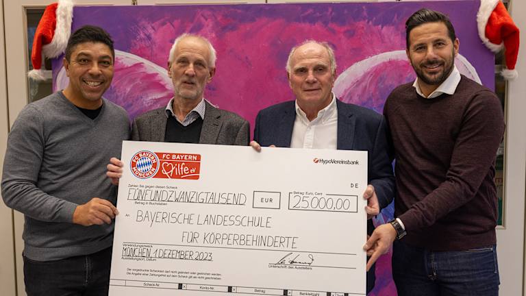 Uli Hoeneß, Claudio Pizarro Giovane Élber donacion Escuela Estatal de Baviera para Discapacitados Físicos