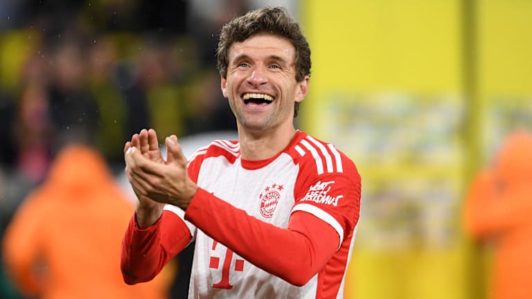 Thomas Müller celebra y aplaude tras la victoria del FC Bayern en Dortmund.