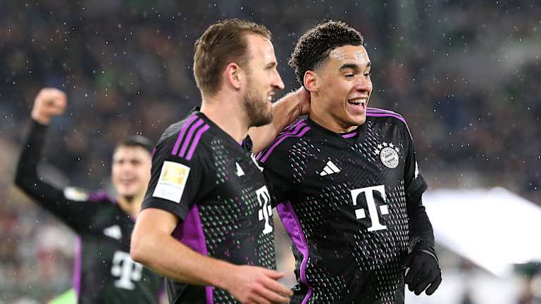 Die Torschützen des FC Bayern beim 2:1 in Wolfsburg Harry Kane und Jamal Musiala jubeln gemeinsam.