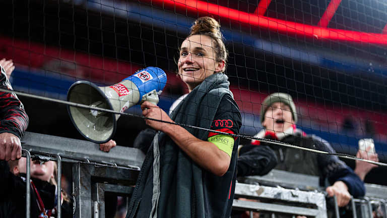 Lina Magull in der Allianz Arena mit Megafon