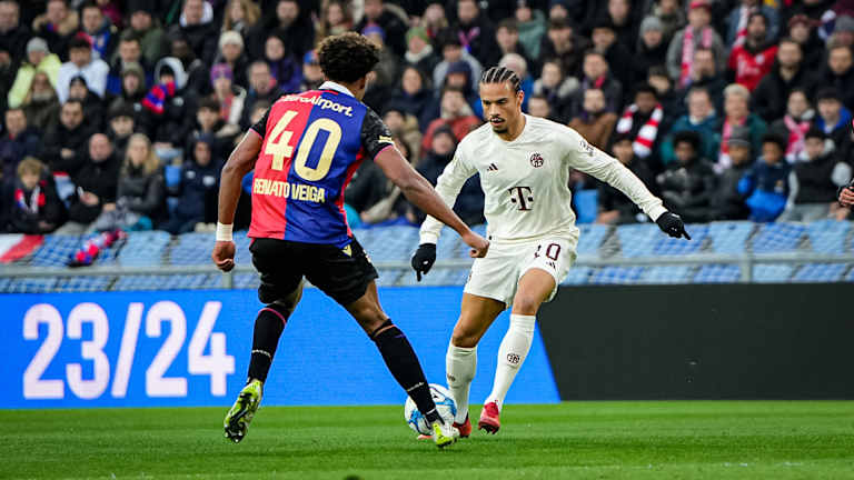 Zweikampf im Testspiel des FC Bayern beim FC Basel in der Wintervorbereitung
