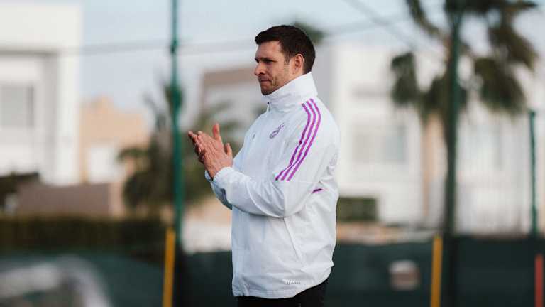 Moritz Volz als neuer Co-Trainer der FC Bayern Frauen im Trainingslager in Spanien.