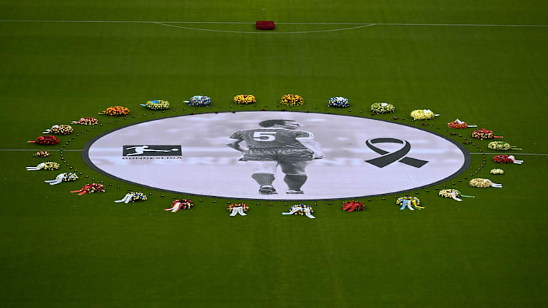 El Allianz Arena se ilumina en honor a Franz Beckenbauer