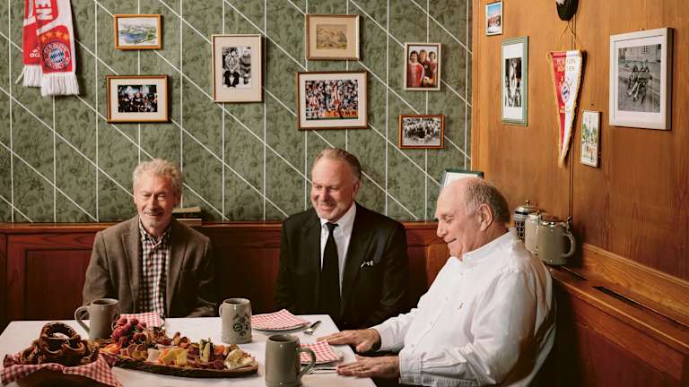 Uli Hoeneß, Paul Breitner & Karl-Heinz Rummenigge sprechen am Stammtisch über Franz Beckenbauer.