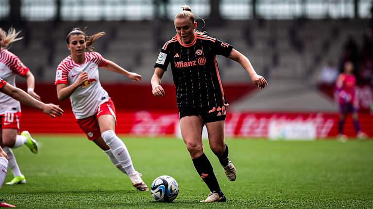 Georgia Stanway, Zweikampf, FC Bayern Frauen gegen RB Leipzig