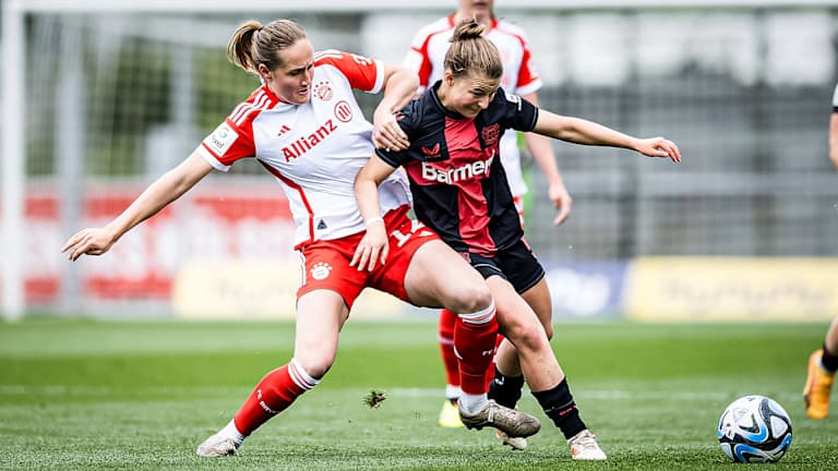 Sydney Lohmann, Zweikampf, FC Bayern Frauen bei Bayer 04 Leverkusen