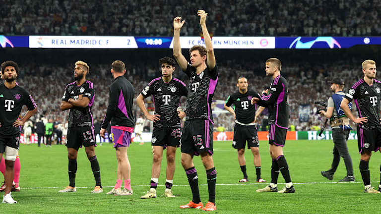 Thomas Müller vor der Fankurve des FC Bayern nach dem Champions League-Spiel bei Real Madrid