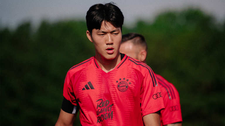 FC Bayern World Squad number 20 Gyeong-Bin Mo on the football pitch