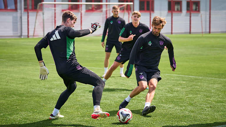 Luca Denk im Training mit Max Schmitt am Ball