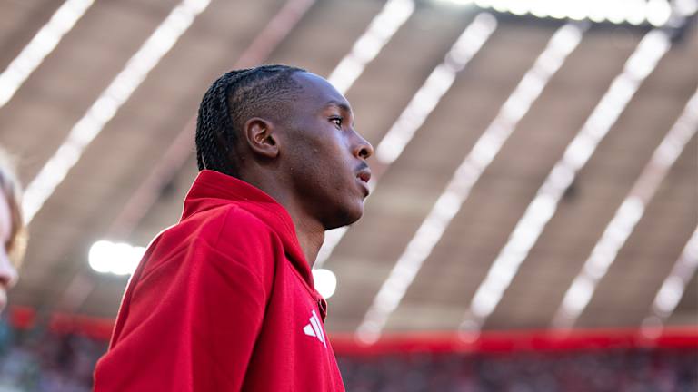 Mathys Tel, jugador del FC Bayern, entra en el Allianz Arena