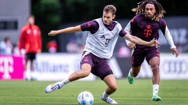 Josip Stanisic training with FC Bayern