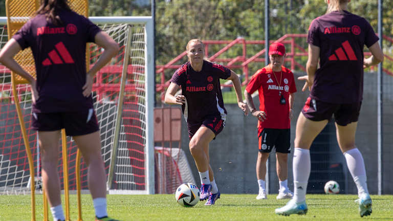 Glodis Viggósdóttir in FC Bayern Women training