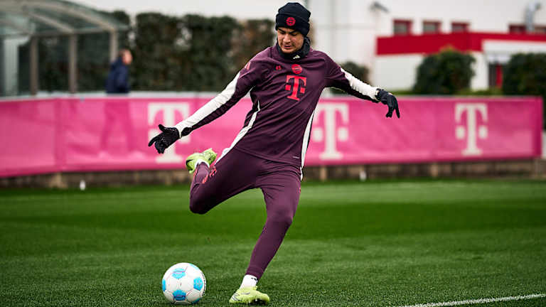 Aleksandar Pavlovic vom FC Bayern trainiert mit dem Ball auf dem Trainingsplatz an der Säbener Straße.