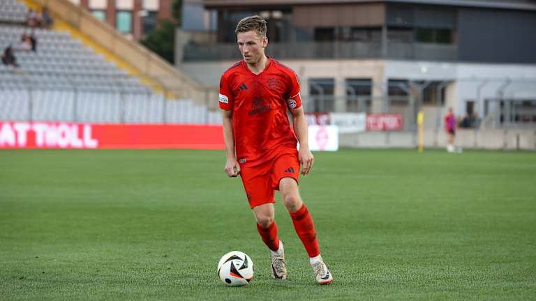 Timo Kern von den FC Bayern Amateuren mit Ball im Gruenwalder Stadion