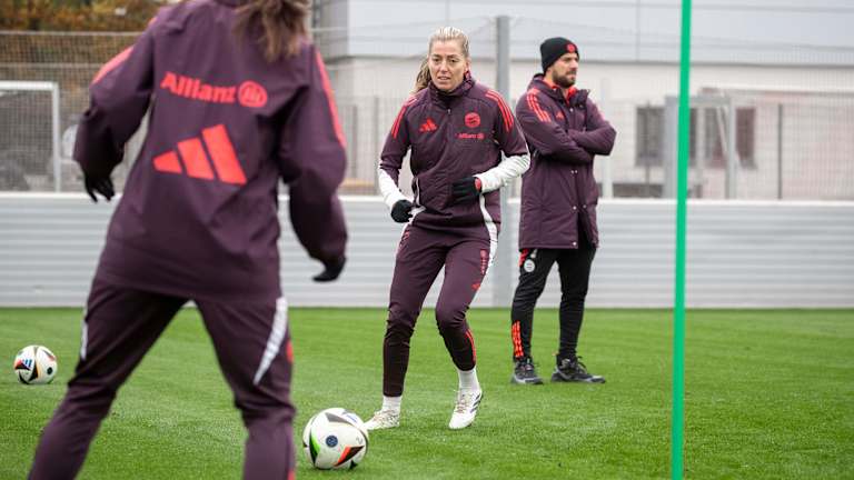 Linda Sembrant passes the ball during an FC Bayern Women training session.