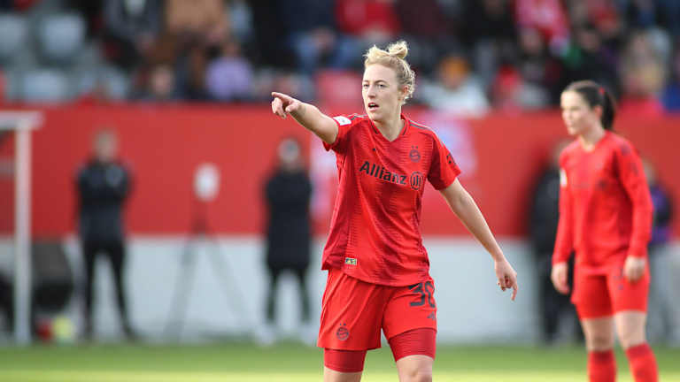 Carolin Simon deutet im Spiel der FC Bayern Frauen gegen Jena in die Ferne.