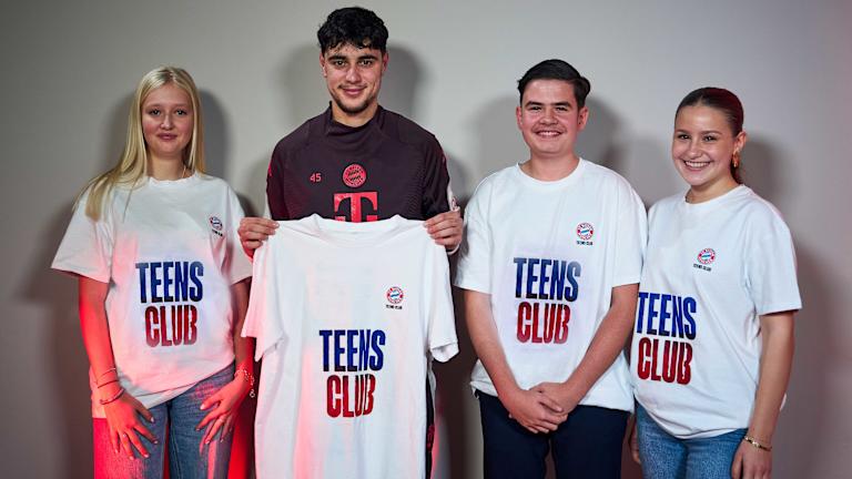 Aleksandar Pavlovic mit Mitgliedern des neuen FC Bayern TEENS CLUB.