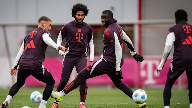 Dayot Upamecano watches the ball in FC Bayern training.