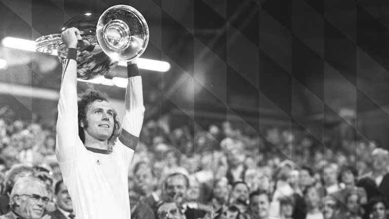 Historisch: Franz Beckenbauer hebt den Europapokal in die Luft