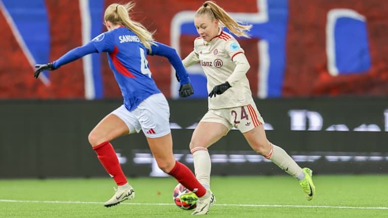 Weronika Zawistowska von den FC Bayern Frauen im Auswärtsspiel der UWCL bei Vålerenga Oslo im Zweikampf.