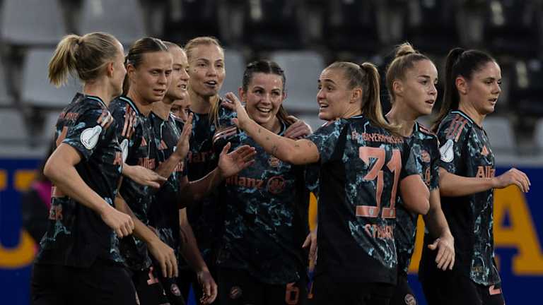 FC Bayern Frauen im Pokalspiel beim SC Freiburg
