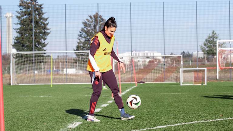 Jovana Damnjanović hält im Training der FC Bayern Frauen den Ball hoch.