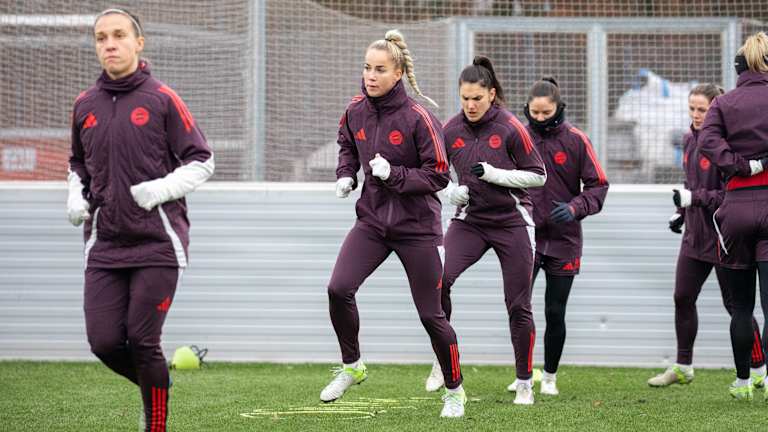 Giulia Gwinn warming up during an FC Bayern Women training session.