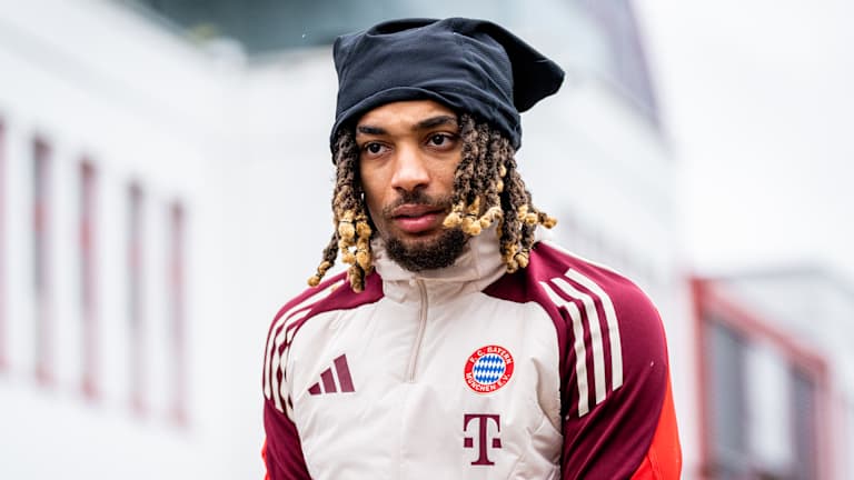Sacha Boey kommt aus der Kabine auf dem Trainingsgelände des FC Bayern