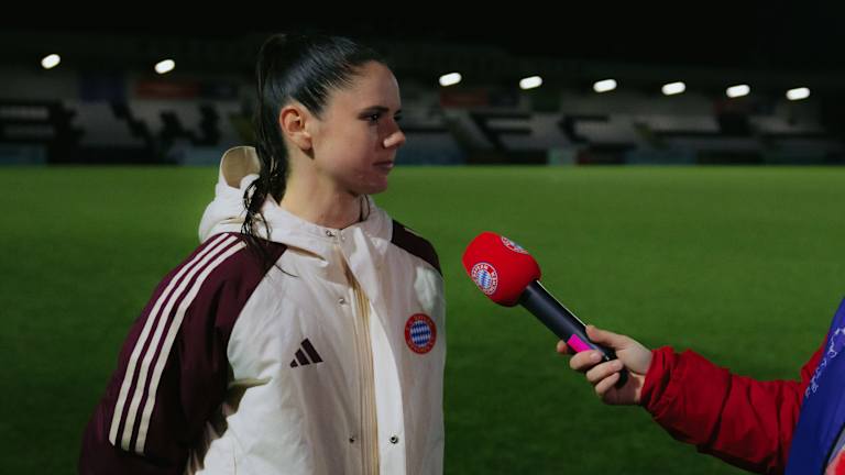 Sarah Zadrazil nach dem Auswärtsspiel der FC Bayern Frauen beim FC Arsenal