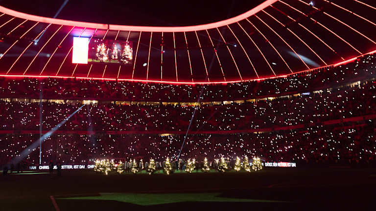 The crowd sings "Silent Night, Holy Night" in a moving atmosphere in the Allianz Arena following the last home game against Leipzig.