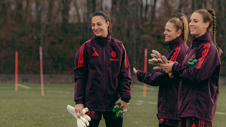 Goalkeeper Mala Grohs on the training pitch smiling with goalkeeping colleagues Anna Wellmann and Ena Mahmutovic.